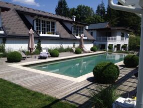 Pool aus Beton in grüer Landschaft